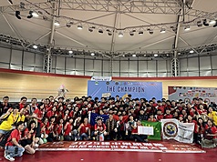 建國中學樂旗聯隊日前在印尼雅加達「2025世界行進樂旗大賽」，摘下分組冠軍及年度總冠軍，全團開心合影留念。（建國中學樂旗聯隊家長後援會提供）
