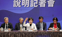PD
對等關稅疊加爭議　行政院說明（2）
行政院副院長鄭麗君（中）11日下午出席記者會表
示，目前對美疊加關稅僅歐盟是例外計算，日本正在
爭取豁免，其他國家原則適用疊加方式，台灣後續談
判目標除要爭取更合理的對等關稅稅率，以及共同磋
商232條款，也會努力爭取不疊加原稅率。
中央社記者裴禛攝　114年8月11日
