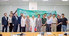 嘉義縣長翁章梁（前右6）11日在亞洲無人機AI創新應用研發中心，接待拉脫維亞國會友台小組主席契爾錢妮（Ingr?da Circene，另譯：齊翠蓮）（前左7）等，安排參訪進駐廠商。（嘉義縣政府提供）