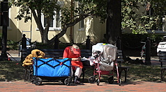 美國總統川普11日宣布，將派遣國民兵進駐華盛頓特區，及將華府警察部門納入聯邦管轄，以降低犯罪率並解決市內遊民問題。圖為以街頭為家的遊民。