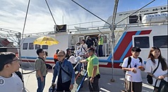 颱風楊柳接近，台東往返綠島船班12日中午過後全部取消，上午開4航次疏運約1200名遊客返回台東，不少旅客擔心颱風來襲而提前結束旅遊行程。
（民眾提供）