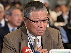 代工廠緯創董事長林憲銘12日出席台灣創投年會接受媒體採訪，把關稅比喻為飛機遇到的「小亂流」，稍微顛簸一下，但改變不大。