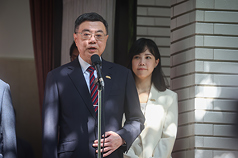 行政院長卓榮泰(左)12日在立法院議場外受訪。