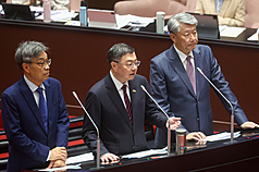 PD
卓榮泰率相關部會首長立院備詢
行政院長卓榮泰（中）12日赴立法院會，就「丹娜絲
颱風及728豪雨災後復原重建」專案報告並備詢，圖
為卓榮泰與經濟部長郭智輝（右）、農業部長陳駿季
（左）一同上台回應委員質詢。
中央社記者王騰毅攝  114年8月12日
