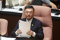行政院長卓榮泰（圖）12日赴立法院報告《丹娜絲颱風災後復原重建特別條例》時對於普發現金進度回應，目標在本會期8月底前完成法制化。 (圖：中央社)