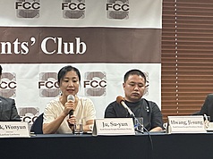 2010年開始在南韓生活、從事掮客工作的脫北者朱秀娟（左）12日出席北韓人權情報中心（NKDB）舉行的外媒記者會。她陳述，脫北者透過管道資助還在北韓境內的親友，沒想到南韓當局這2年來嚴查。引發法律與人道主義之間平衡的爭議。