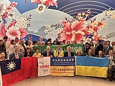 北美洲台灣人醫師協會8月底將再度前往烏克蘭義診，一行人在駐紐約辦事處授旗，並與烏國在美團體交流。