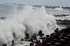 圖為13日上午台東風雨逐漸增強，海面長浪打到岸邊激起數公尺高浪花。
