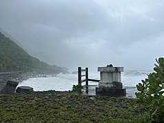 颱風楊柳來襲，花蓮海岸掀起陣陣大浪，濱海公路省道台11線61至63k人定勝天路段（圖），浪高恐8公尺以上，將衝擊公路行車安全，公路局已派員進駐監看。
