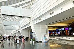 受颱風楊柳影響，桃園國際機場公司表示，截至13日上午7時，表定航班共663架次，客機取消49架次、貨機取消15架次，提醒計劃出國的旅客與接送親友，出發前請查詢確認最新航班資訊。