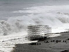 颱風楊柳逼近，13日上午暴風圈已籠罩台東，南迴地區風強雨大，位於太麻里鄉金崙沙灘的海洋音樂節舞台遭浪摧毀。
（太麻里鄉公所提供）