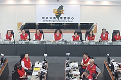 颱風楊柳來襲，總統賴清德（後左4）13日下午前往中央災害應變中心。
