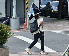 TD
颱風來襲北市強陣風　街頭民眾雨傘被吹掀
颱風楊柳快閃撲台，台北市雖未列入警戒範圍，13日
五仍受影響出現間歇性風雨，中山區有民眾雨傘被強
風吹掀。
中央社記者張皓安攝  114年8月13日

