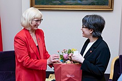 副總統蕭美琴（右）13日上午接見拉脫維亞國會友台
小組主席契爾錢妮所率訪團，感謝拉脫維亞人民持續
支持台灣有意義參與國際事務。
（總統府提供）
