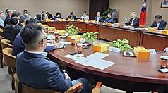 經濟部長郭智輝13日主持座談會，與半導體供應鏈的設備、材料、自動化及零組件等業者，針對美方近期關稅措施、可能影響及政府因應作法交換意見。（經濟部提供）
