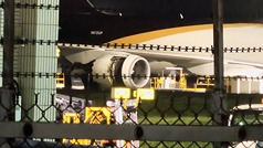 
桃園國際機場貨機降落發動機觸地。（讀者提供）(圖:中央社)