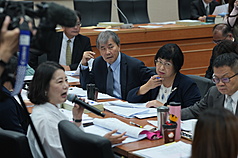 立法院教育及文化委員會14日審查青年基本法草案，
教育部長鄭英耀（前右3）與青年發展署署長陳雪玉
（前右2）等人列席。
