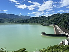 自颱風丹娜絲侵襲降雨，曾文水庫7月6日起持續調節性放水，直到8月13日晚上8時結束，連續39天放水總
量約11億6000萬公噸，相當於13座南化水庫。曾文水庫14日仍在蓄滿狀態。（水利署南區水資源分署提供）