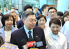 行政院長卓榮泰(前中)14日到台中參訪並參加座談，接受媒體聯訪時澄清上午於院會中與台中市長盧
秀燕(前右)並無「交鋒」。