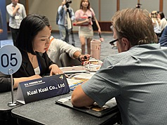 乖乖採購部副理劉郁（左）14日表示，首次赴美參加採購活動，已與美國機器設備、馬鈴薯原料供應商等洽談，也希望藉由這次赴美推廣乖乖品牌。