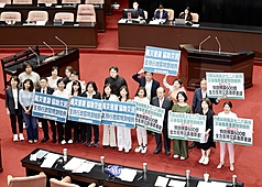 CD
立院三讀風災特別條例　經費上限增為600億（2）
立法院會15日三讀通過「丹娜絲颱風及728豪雨災後
復原重建特別條例」，經費上限由政院版的新台幣
560億元，增加為600億元，並納入農業、水利設施與
電力、電信系統等9項重建項目。
中央社記者張皓安攝 114年8月15日
