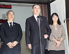 CD
卓榮泰：盼立院盡速通過韌性特別條例修正草案
行政院長卓榮泰（中）15日在立法院受訪表示，行政
院會通過韌性特別條例修正草案，懇切希望立法院朝
野黨團盡速通過，行政院也會用最快速度編特別預
算，讓各部會與地方政府一起合作。
中央社記者張皓安攝 114年8月15日

