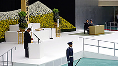 時值二戰終戰80週年，日本首相石破茂（左）15日在日本武道館舉辦的「全國戰歿者追悼式」致詞表示，「絕不能再走錯誤道路，必須再次將那場戰爭的反省與教訓深刻銘記於心」。日皇德仁（右2）、皇后雅子（右1）也出席儀式。
