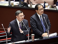 行政院長卓榮泰（左）15日與法務部長鄭銘謙（右）
列席立院備詢，立委提及竟有詐騙車手高調拍片說明
犯罪過程，卓榮泰說，他不允許、不認同這樣的狀
況，請法務部將相關影片找出來，釐清此人到底是
誰、是真是假。(圖 : 中央社)
