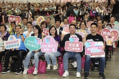 台北市長蔣萬安(右一)出席2025雙北市世界壯年運動會志工感恩會16日在台北南港展覽館1館舉辦，台北市長蔣萬安出席與新北市副市長劉和然（前右2）等貴賓一同拿著手舉牌合影留念。