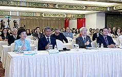 第5屆「東亞和平論壇」16日舉行，前副總統呂秀蓮
（左1）、前菲律賓海軍司令寇蒂茲（左2）應邀出
席。
