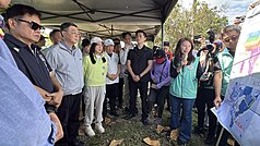 行政院長卓榮泰（左2）16日前往台東縣關心農
業災損情形，指示農損從寬認定，免勘項目若有必要還可再調整。

