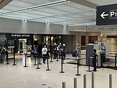 上海虹橋機場和浦東機場自12日起簡化進入機場的安檢流程，取消航站樓入口處的旅客人身、行李安檢措施，僅保留防爆檢測。圖為上海虹橋機場入口，攝於8月16日。