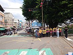 對於未能成功罷免國民黨立委楊瓊瓔，罷團「中三拒瓔」23日發出聲明表示還會繼續監督。圖為罷團日前上街呼籲民眾出來投票。(罷團提供)