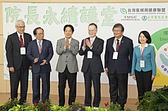 總統賴清德（左3）17日在台北榮民總醫院出席台灣氣候與健康聯盟、北榮主辦的「院長永續講堂」，與總統府國家氣候變遷對策委員會顧問簡又新（右3）、衛福部長邱泰源（右2）、北榮院長陳威明（左）、總統府國策顧問陳志鴻（左2）、衛福部全民健康保險會主委周麗芳（右）合影。