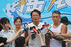 核三重啟公投即將登場，民眾黨主席黃國昌（右2）17日出席活動時受訪，質疑民進黨怯戰，認為應
比照總統大選辯論會模式，邀請總統賴清德出來公開辯論，對台灣人民說清楚講明白。