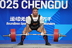 出身健力世家的排灣族大力士楊森（圖）17日在成都
世界運動會裝備超重量級決賽，以蹲舉破世界紀錄的
453.5公斤、臥推332.5公斤、硬舉332.5公斤，總積分
108.90分，順利穩住金牌。（中華奧會提供）

