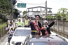 罷免國民黨立委顏寬恒民團「中二解顏」17日找來民進黨發言人吳崢（前左）、立委黃捷（前右）等人，共同登上車隊到台中市霧峰區掃街，呼籲鄉親投下罷免同意票。
（罷團提供）