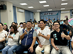 民眾黨主席黃國昌（前右2）17日晚間赴南投出席核三延役公投說明會，宣講前先替特別來賓國民黨立委游顥（前右3）加油打氣，呼籲大家23日投下不同意罷免。
（游顥團隊提供）