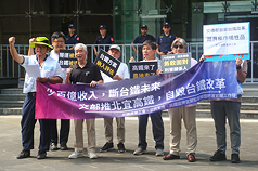 台灣鐵路產業工會等公民團體18日到交通部前舉行記者會，指出交通部規劃推北宜高鐵，恐造成台鐵收入大受影響，是在斷台鐵未來。
