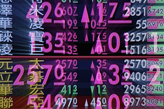 台股18日開低後震盪走高，台積電走勢穩健，印刷電路板（PCB）、CPO矽光子、備援電池模組（BBU）等熱門族群多點開花，終場加權指數收在24482.52點，上漲148.04點，創收盤歷史新高。