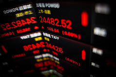 台北股市18日開低走高，台積電走勢穩健，終場加權指數收在24482.52點，上漲148.04點，創收盤歷史新
高。
