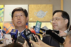 鴻海董事長、電電公會理事長劉揚偉(左)，右為電電公會祕書長林全能。資料照。