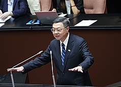 行政院長卓榮泰19日赴立法院專案報告並備質詢。他表示，行政院應立法院決議及各地方政府需求，辦理包括一般性補助款在內的新台幣878億元的追加預算，期待朝野立委能夠大力支持，並儘速審議通過。

