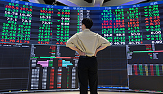 ED
台股收盤下跌129.02點
台股19日盤中衝上24551.42點，再創歷史新高，不過
隨著近期強勢股印刷電路板（PCB）族群富喬等回檔
修正，指數由紅翻黑，終場下跌129.02點，收在
24353.5點。
中央社記者謝佳璋攝  114年8月19日
