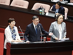 立法院會19日邀請行政院長卓榮泰（前中）提出「全額撥付114年度對地方政府之一般性補助款及原住民族地區基本設施維持費等相關事宜」專案報告並備質詢。圖為卓榮泰與行政院主計總處主計長陳淑姿（前右）、財政部長莊翠雲（前左）列席備詢。
