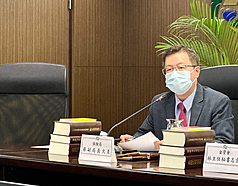 金管會19日舉行例行記者會，媒體關注台20線南橫公
路一家5口車輛墜谷案的理賠狀況。金管會保險局副
局長蔡火炎（圖）解釋，「明知危險而為之」並非保
險除外責任，強制汽車責任保險是駕駛之外若乘客確
認死亡，1人可理賠新台幣200萬元。(圖 : 中央社)
