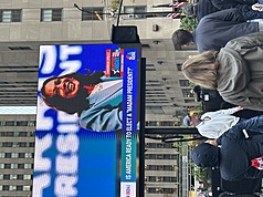 親民主黨的美國新聞頻道MSNBC將改名為MS NOW，圖為NBCUniversal集團位於紐約洛克斐勒廣場的電視
看板，攝於2024年10月總統選舉期間。(中央社)
