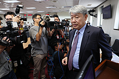 立法院經濟委員會20日邀請經濟部長郭智輝（前右）
針對「協助中小企業災後復原辦理情況」進行報告，
列席並備質詢。

