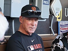 美國職棒舊金山巨人總教練梅爾文（Bob Melvin）19日接受媒體訪問，期待鄧愷威拿出先前的投球水準。

