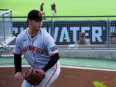 美國職棒舊金山巨人隊台灣投手鄧愷威19日在客場出
戰聖地牙哥教士，賽前牛棚練投。